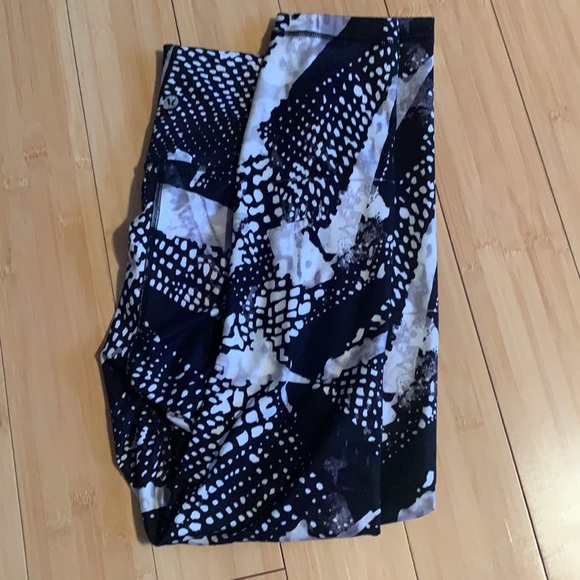 Lululemon High Times Pant *Full-On Luon 7/8 25” - Picture 3 of 4